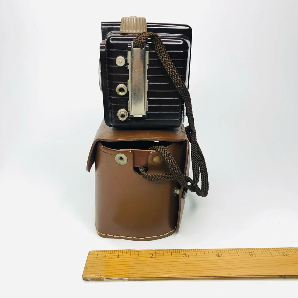 VINTAGE 1950s KODAK BROWNIE HOLIDAY FLASH CAMERA Original Strap DAKON LENS USA